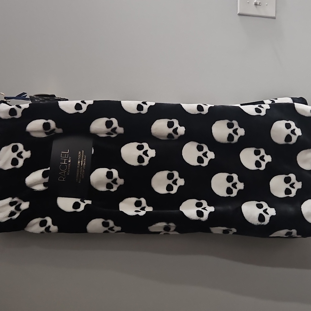 Black and White Skull Plush Throw